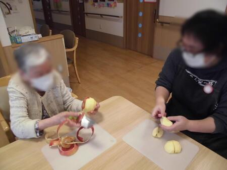 リンゴの皮むき.JPG